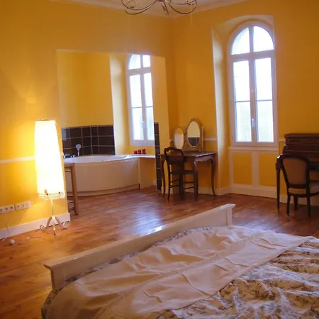 Hébergement de vacances Schloss Mit Ueberlaufpool An Der Dordogne By Interhome *