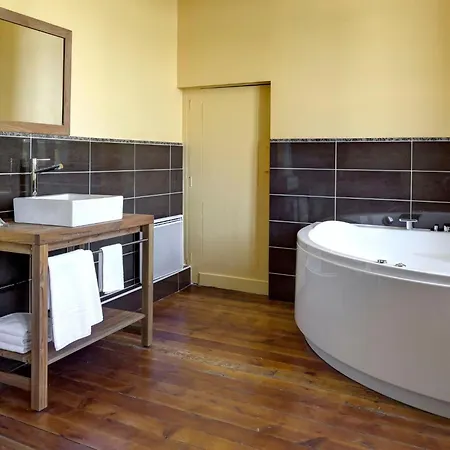 Casa de Férias Schloss Mit Ueberlaufpool An Der Dordogne By Interhome *